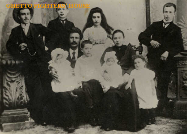 Hartog en Sara Cohen-Knegje met hun kinderen, 1903