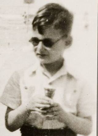 Hartog Jacques Engelsman on the beach in Scheveningen, about 1941