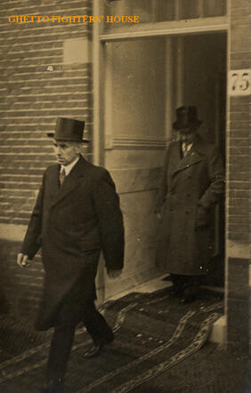 Hartog Koekoek bij het huwelijk van zijn zoon Barend, 21 december 1936