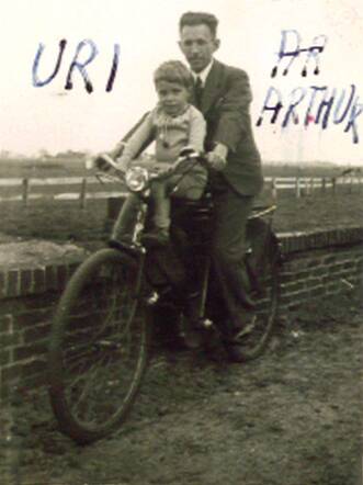 Uri Salomon Hartogsohn with his father Arthur Hartogsohn