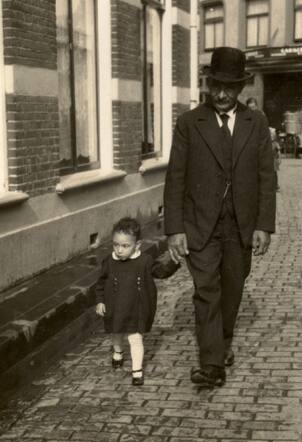 Jetje Härtz with her grandfather Hartog Härtz