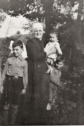 Meijer (Meinie) Heckscher (left) and Rolf Heckscher (right), with their neighbour wife and neighbour girl