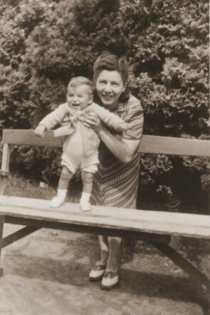 Helena Grüneberg-Berg met haar zoontje, 1942