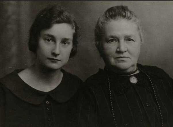 Hendrika de Levie-van der Hal met haar grootmoeder