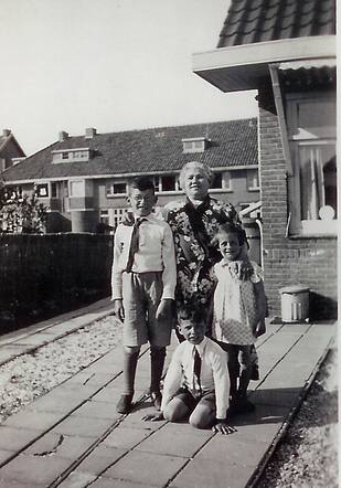 Marcus Isidor Henselijn (sitting) with his mother Rebekka Henselijn-Italiaander, his brother Salomon Henselijn and a cousin