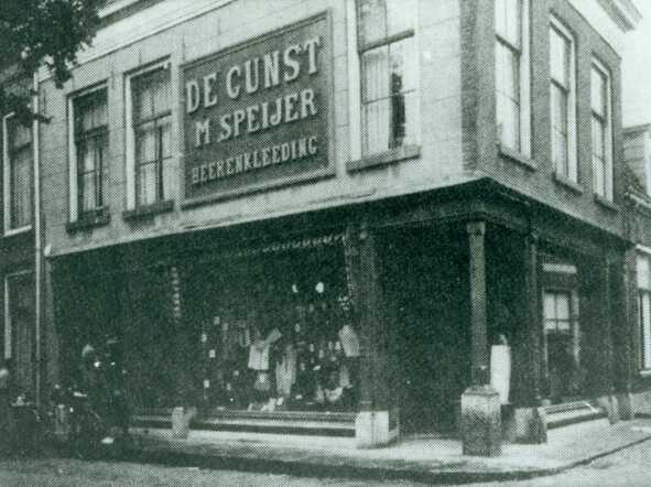 De herenkledingzaak De Gunst van Michiel Speijer op de hoek van de Heiligeweg en de Grote Kerkstraat in Harlingen