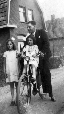Hermi en Sophia naast en op de fiets met Bram Tof
