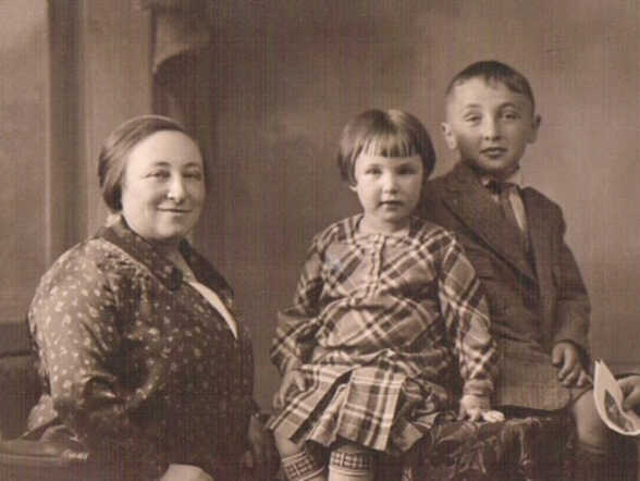 Heintje (Hennie) Hes with her brother Marcus and their mother Christina Hes-Snijders