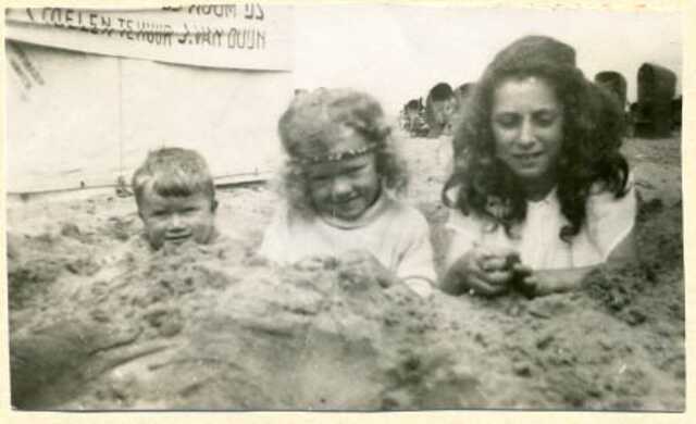 Hester Sebella Johanna (Hetty) Anhalt-Beem op het strand, 1927 (rechts op de foto)