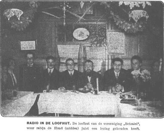 Het Volk dagblad voor de arbeiderspartij, 14 oktober 1927, pag. 4. Radio in de loofhut.