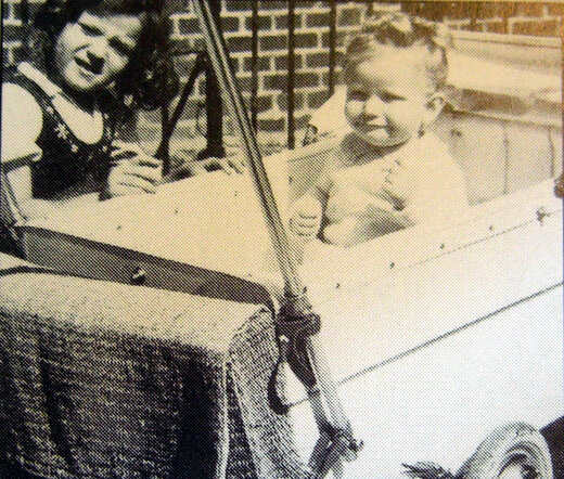 Carla Sophie Hildesheim (left)