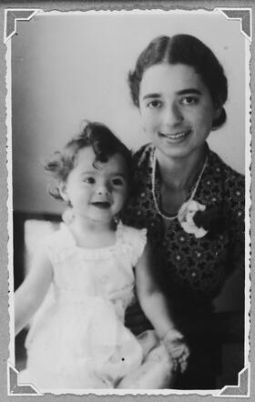 Suzanne Carola Hochherrwith her mother Margot Edith Therèse Hochherr-Bähr, August 1940