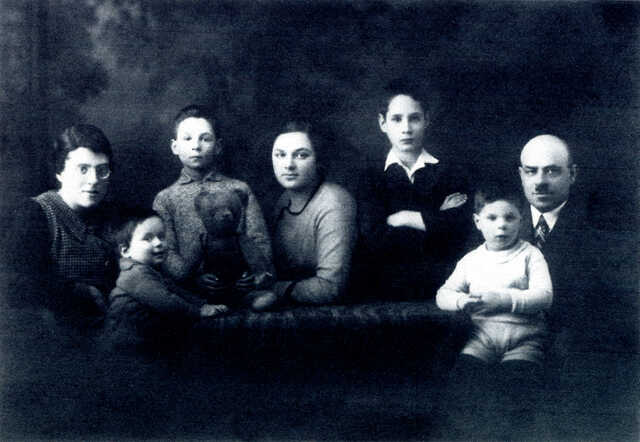 Alfred (3rd from the right) and Semi (3rd from the left) Hofmann with their brothers , an aunt and their parents Herbert and Thekla Hofmann-Salomon, around 1935