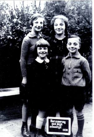 Lea Kaatje Hofstede (rechtsboven), Levie Hofstede (rechtsonder) en Sara Hofstede (linksboven) met hun overlevende zusje Mirjam in 1936