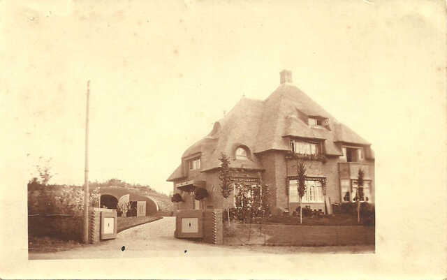 De in opdracht van Bernard van Perlstein in 1916 gebouwde villa  "Hoogh - Sande" in Overveen (Foto uit privé collectie)