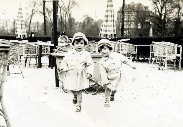 The twin Janny en Rosy [Roosje] de Hoop