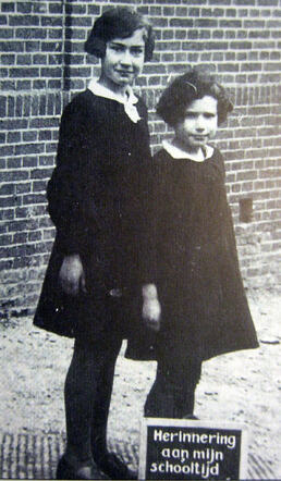'Betsy Stienie van Hoorn (on the right) with her sister Henriëtte van Hoorn on a school photo, 1936