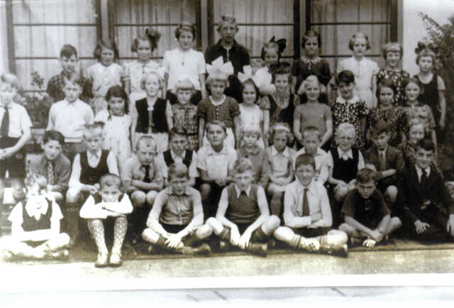 Margot Humberg (2nd row from the top, 6th from the right) on a school photot from the School C in Winterswijk