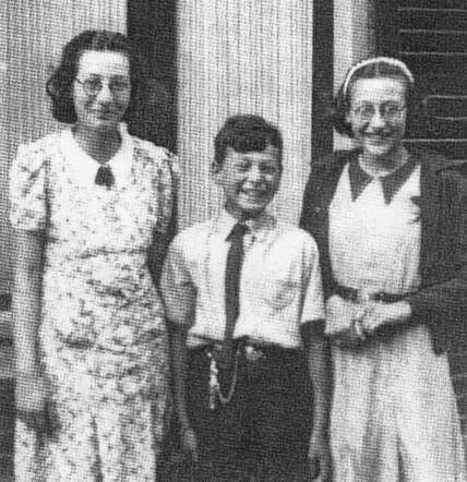 Geertruida (Truusje) Cohen on the right side of the picture, together with her brother Isaak (Iesje) and her elder sister Jenny.