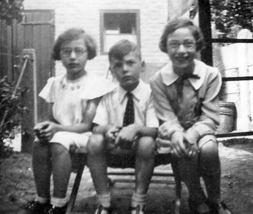 Geertruida (Truusje) Cohen (left), with her brother Isaak Julius (Iesje) and her elder sister (right) Jenny Cohen.
