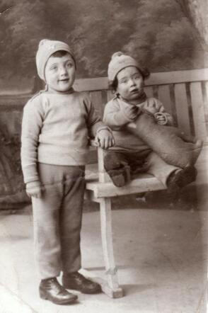Isaäc (Sjakie) Troeder (l) with his younger brother Juda,  ± 1937