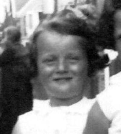 Nanna Bril (cutting), around 1939