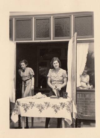 Links Liesel Gottschalk. Rechts achter het raam Ruth Elfriede Gottschalk