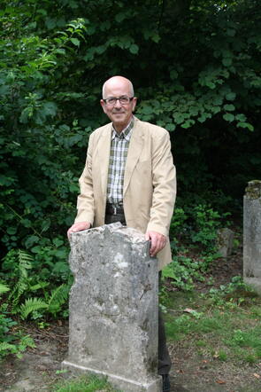 De auteur bij het graf van zijn overgrootmoeder Pauline.
