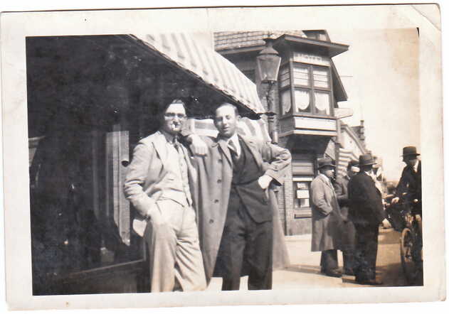 Salli Schwarz en Bernard Menko (rechts).