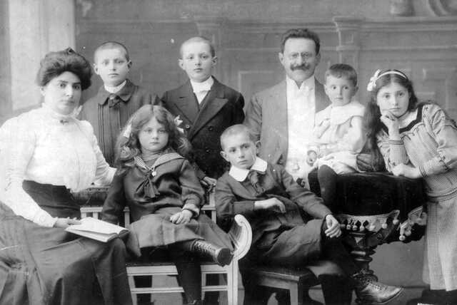 Irma Grünewald als kind met haar ouders, broers en zussen, omstreeks 1910