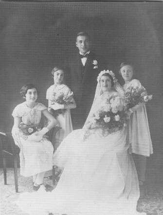 Isaac Mug and Mathilda de Wolf with the bridesmaids