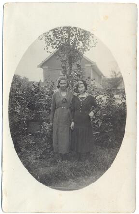Isabella Buitekant-Acathan (links)
