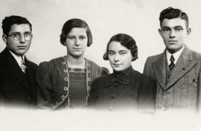 Evaline en Mietje Oudgenoeg met hun broers, 1937