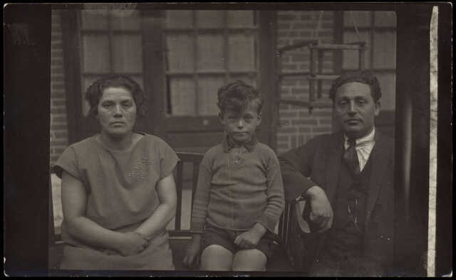 Jacob (Jaap) Blez met zijn ouders, 1925
