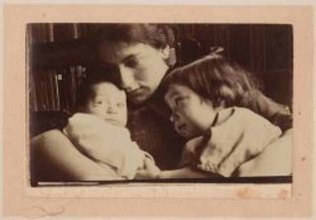 Jacob Emanuel (Jaap) Souget met zijn moeder en zus, mei 1921