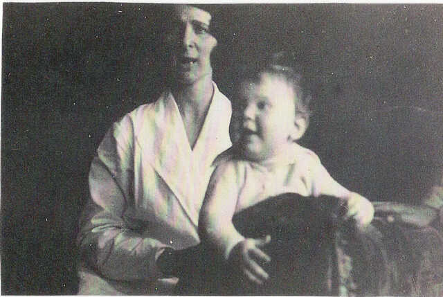 Léon Jacob with his mother Jetta Alida Jacob-Valk