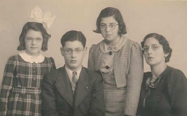 Hanny  and Emmy Jacobson with their brother Eric and their mother Margaretha Catharina Jacobson-van Zuijlen.