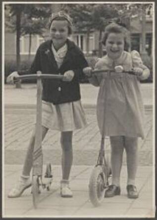Janny Koord (rechts) op autoped met vriendin Letty