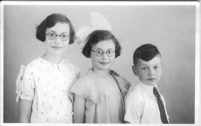 Jenny, Truusje en Ies Cohen uit Bergh in 1938/39
