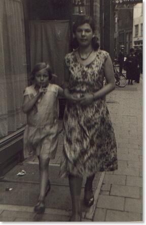 Jetje van Gelderen-Hamburg met haar dochter Bertha