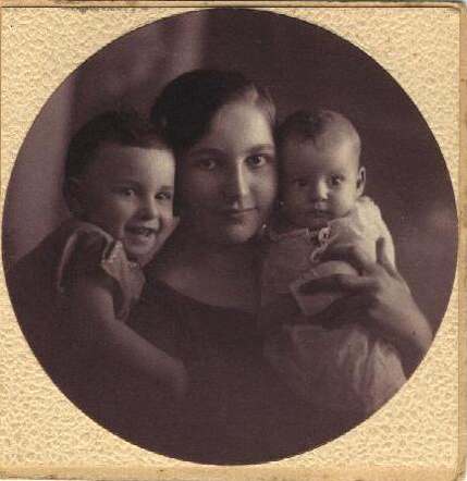 Johanna Stella (Noekie) and Marieke Grietje (Rietje) van der Veen, together with their nanny on 30 May 1926