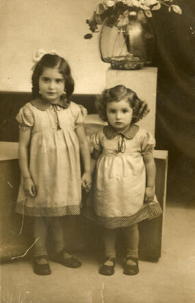 Dina Jeannette de Jong (right) with Esther Louise Pachter
