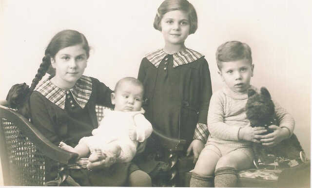 Meijer de Jong (baby) with his cousins (who all survived the war)