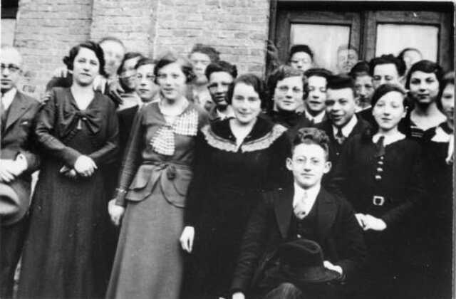 Joodse toneelvereniging Vreugde en Vriendschap poseert voor hotel Dik in Delfzijl, 1937