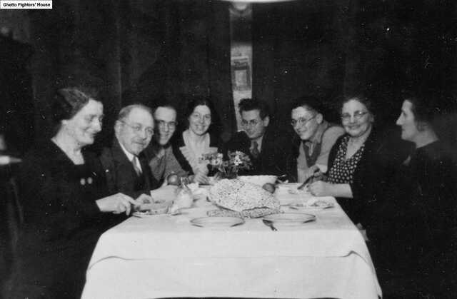 Jozef Pinkhof (4e van links) en Rosa Pinkhof-Asscher (4e van rechts)