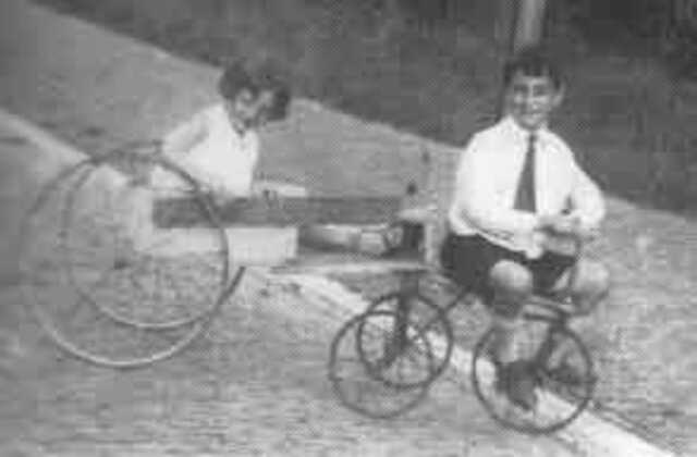 Jules van Hessen met zijn zusje, 1931