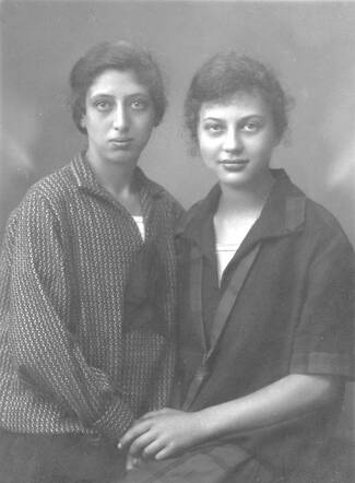 De zusjes Julie Irma en Elfriede Lebenstein, mei 1927