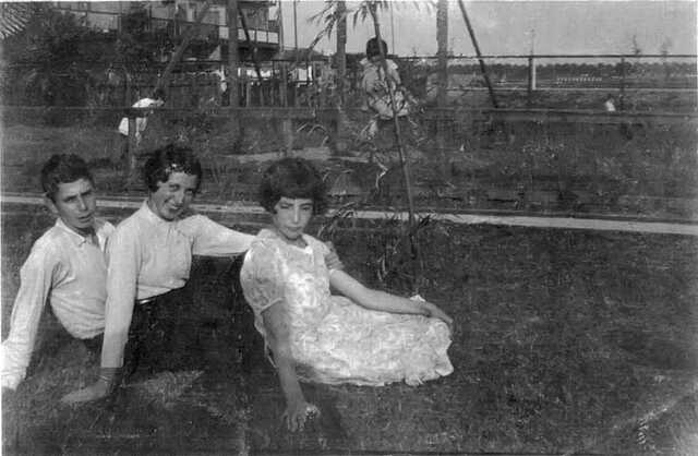 Karel, Jansje (Jenny) en Esther (Elsje) van Santen in 1932