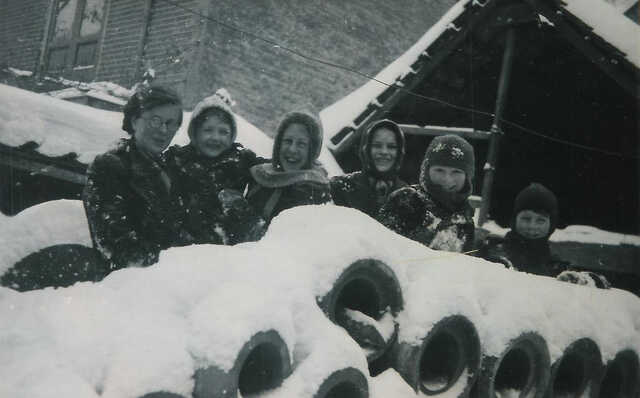 Julie (Juliaantje) Katz (2e van links) en Alfred Katz (2e van rechts) met vriendjes en vriendinnetjes