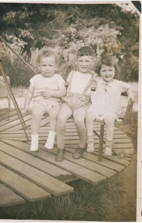 Julie (Juliaantje) Katz (rechts) en Alfred Katz (midden)